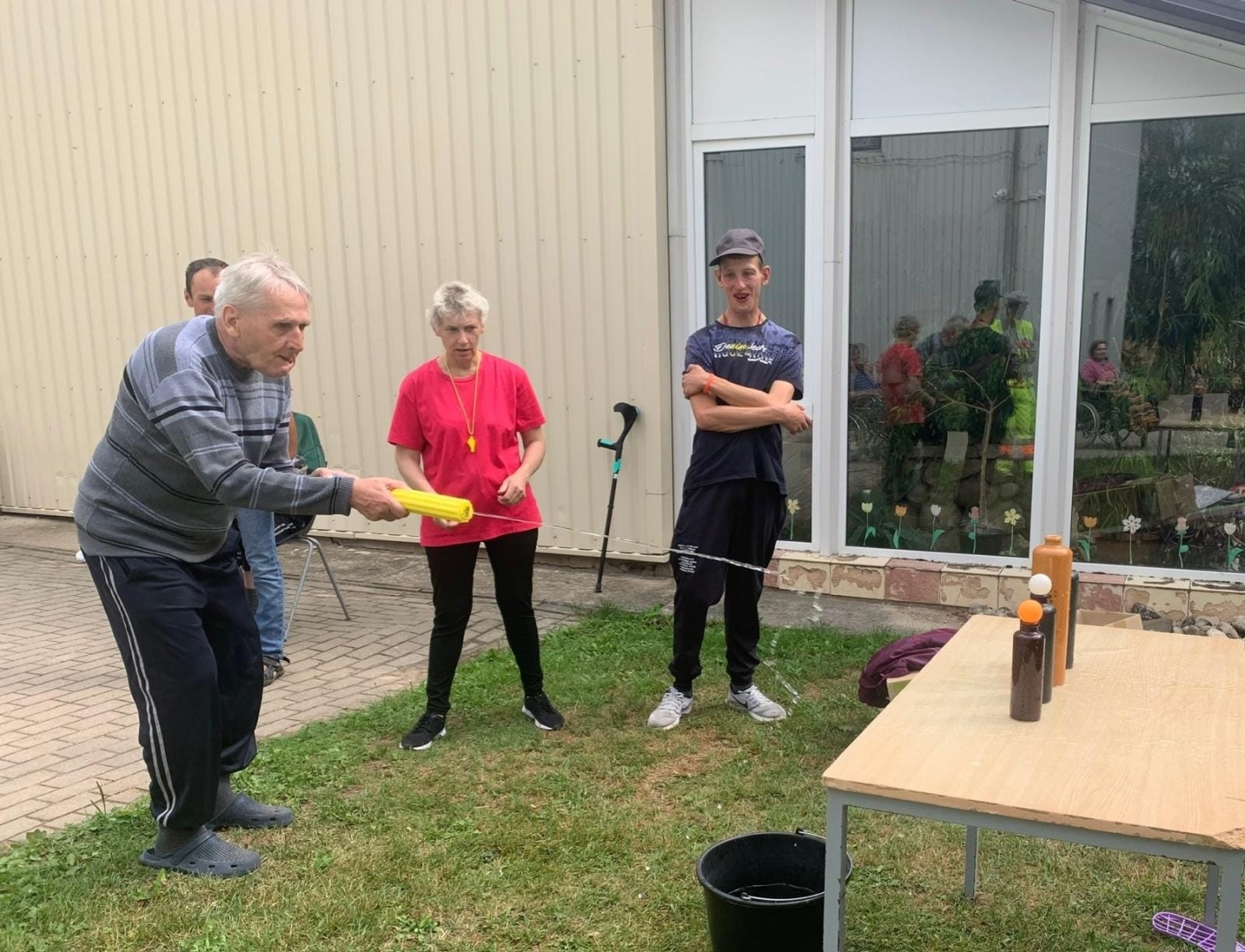 Cilvēki jautrās sportiskās aktivitātēs