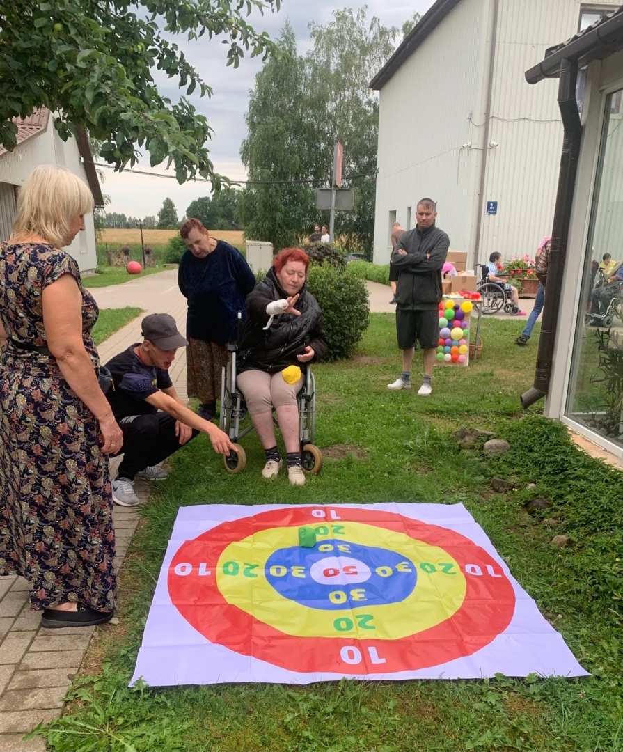 Cilvēki jautrās sportiskās aktivitātēs