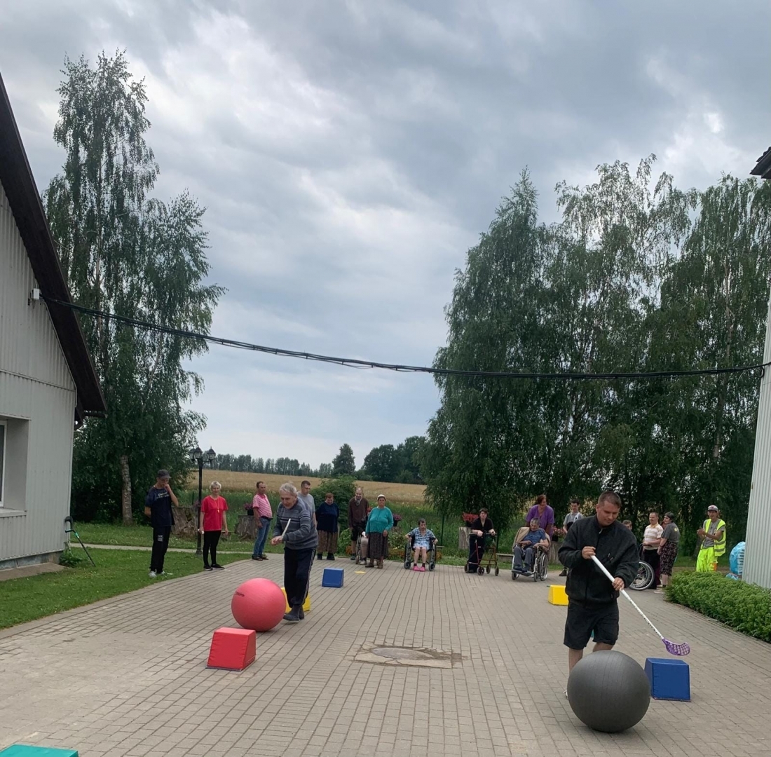 Cilvēki jautrās sportiskās aktivitātēs