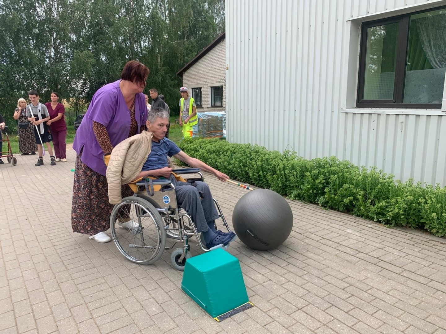 Cilvēki jautrās sportiskās aktivitātēs