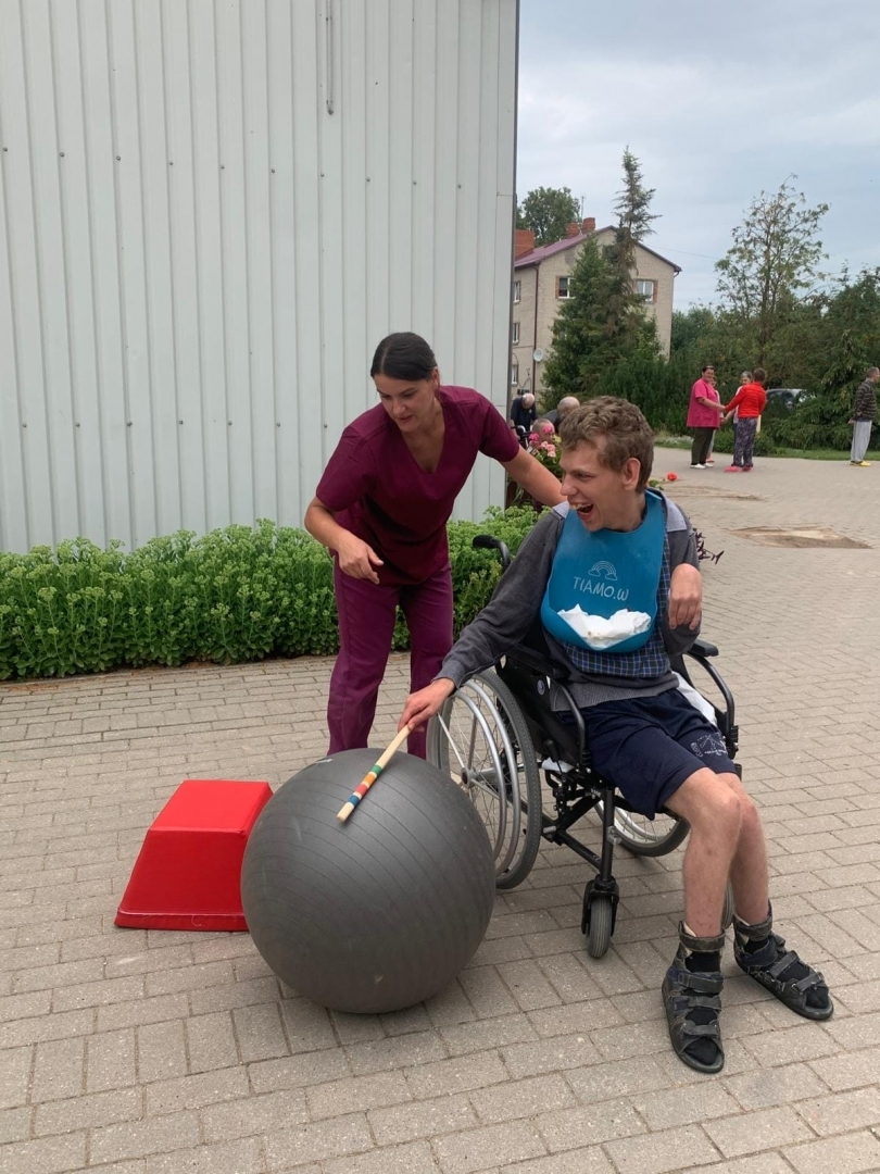 Cilvēki jautrās sportiskās aktivitātēs