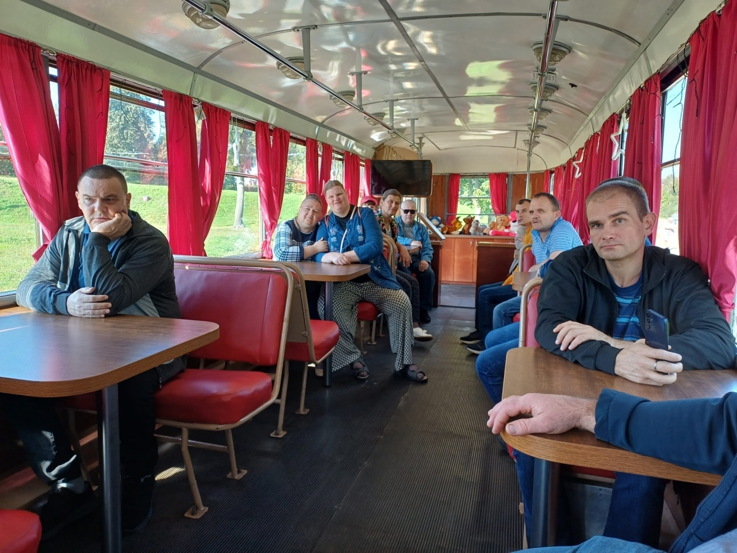 Cilvēki tramvajā