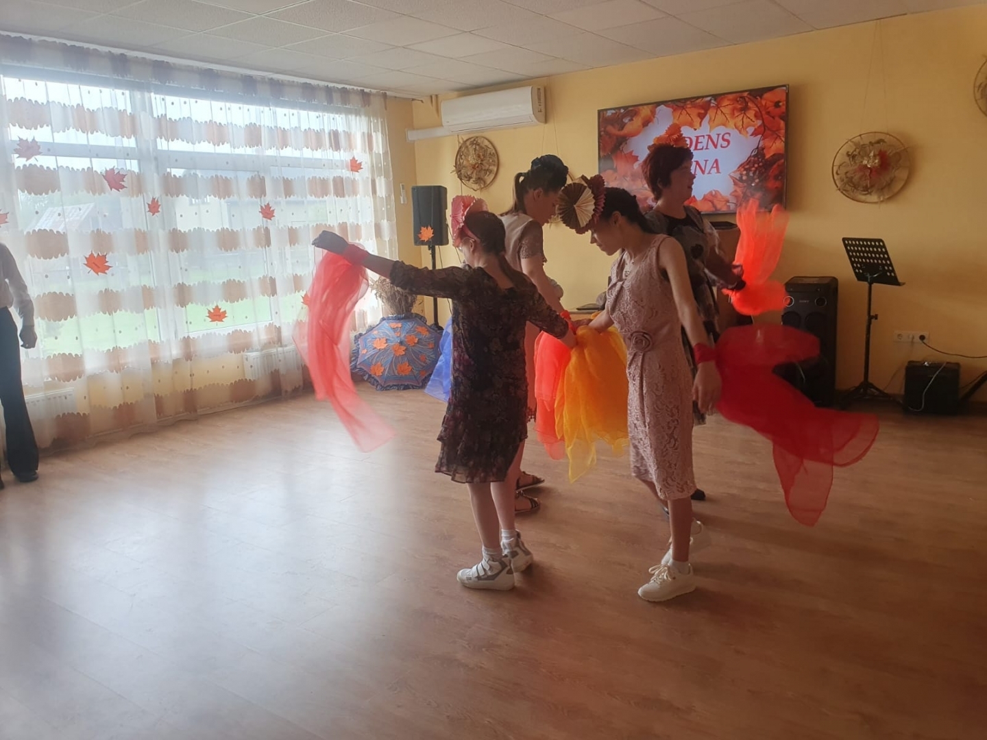 Mākliniecisks priekšnesums aktu zālē, dejas