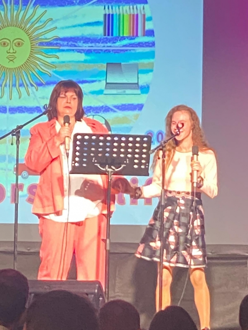 Dāmu duets uz skatuves