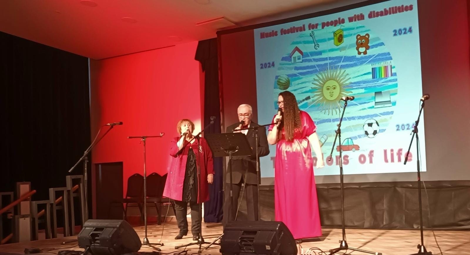 Dziedātāji uz skatuves svētku tērpos