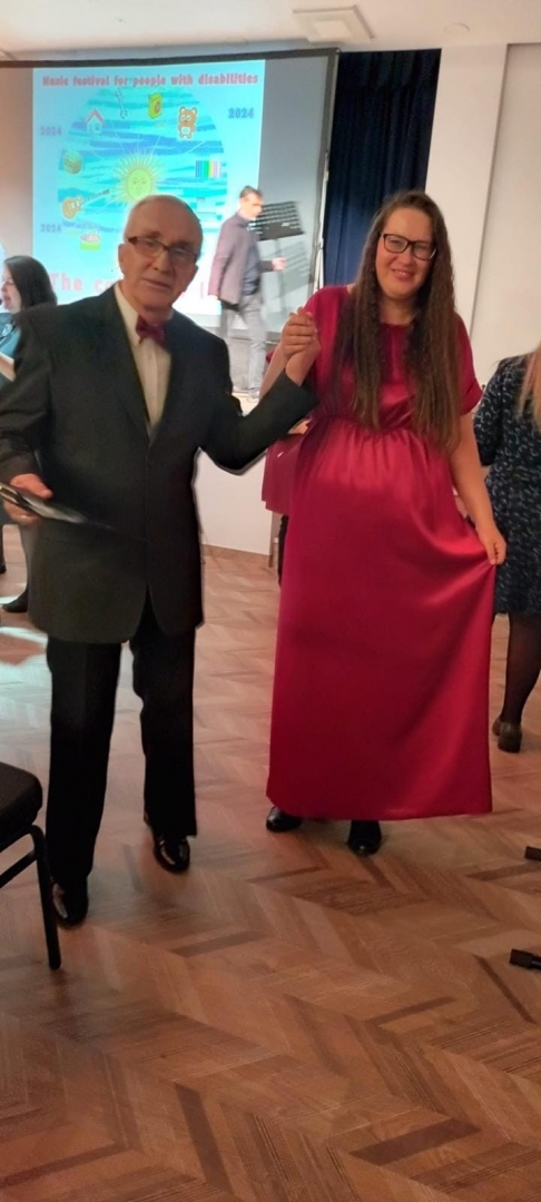 Vīrietis pavada sievieti ejam