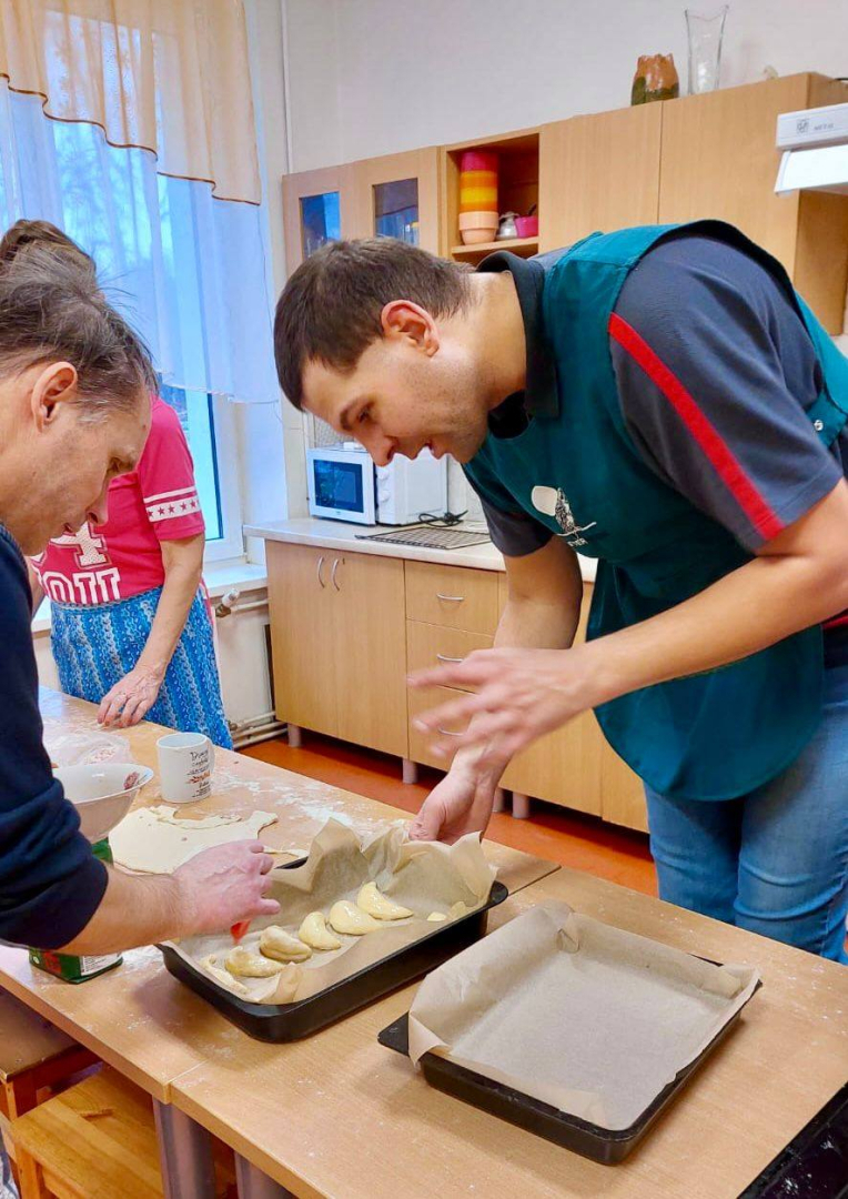 Cilvēki gatavo pīrāgus, liek pannā