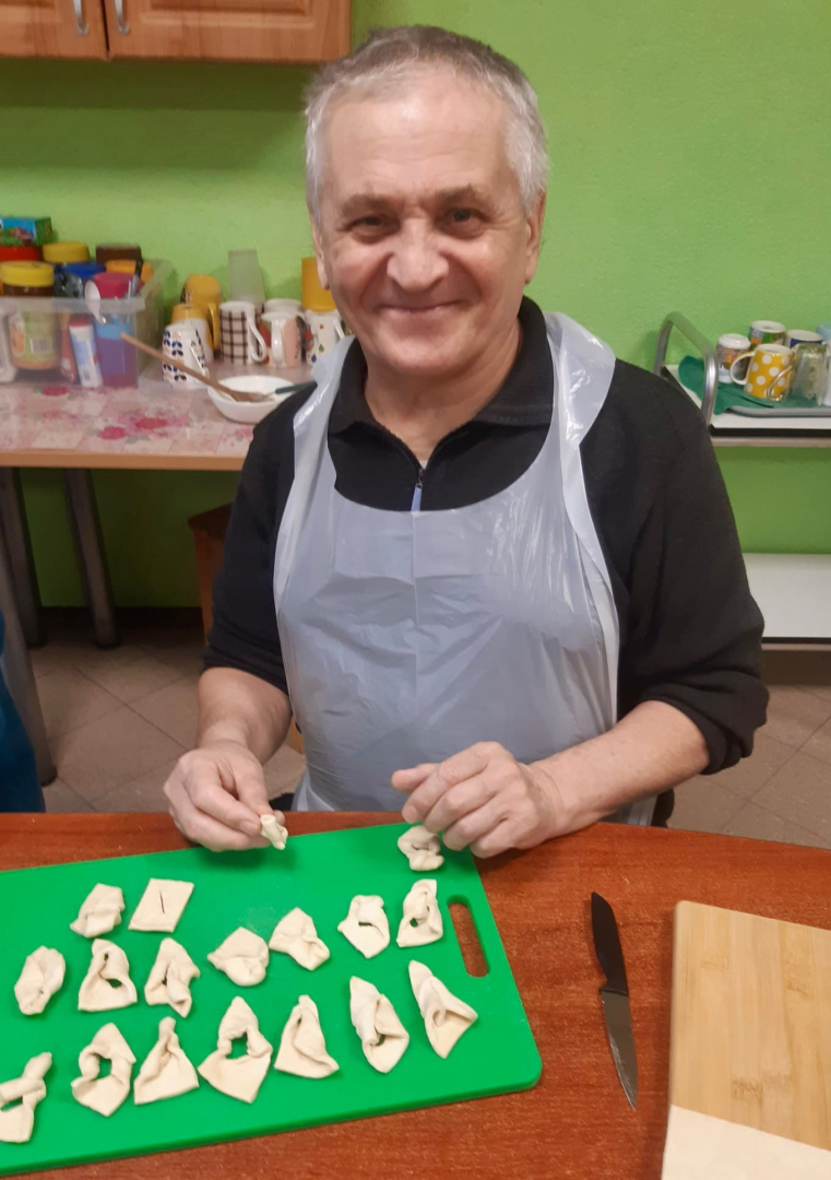 Vīrietis gatavo pīrāgus