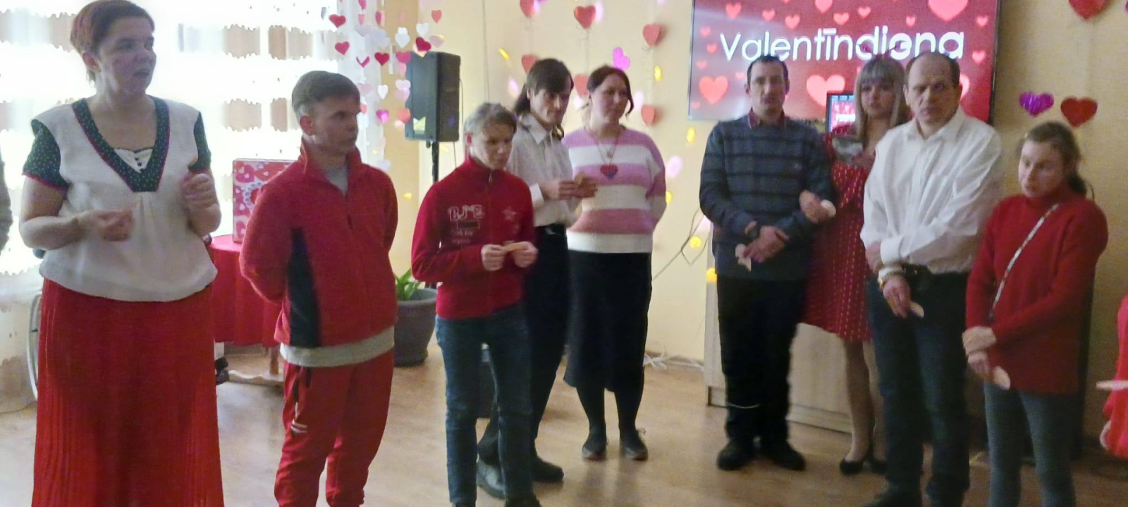 Cilvēku grupa dejo zālē