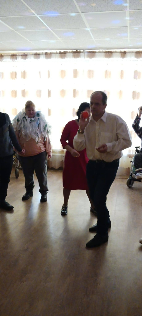 cilvēku grupa dejo