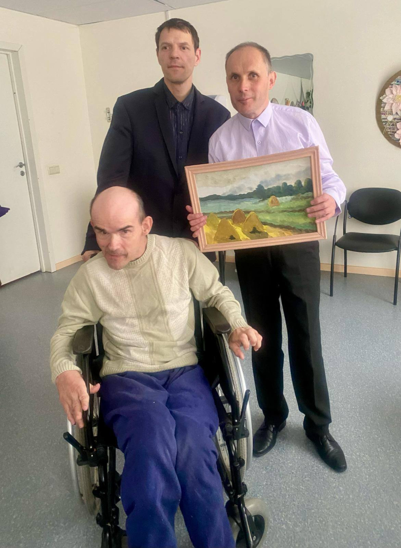 3 vīrieši pie gleznas