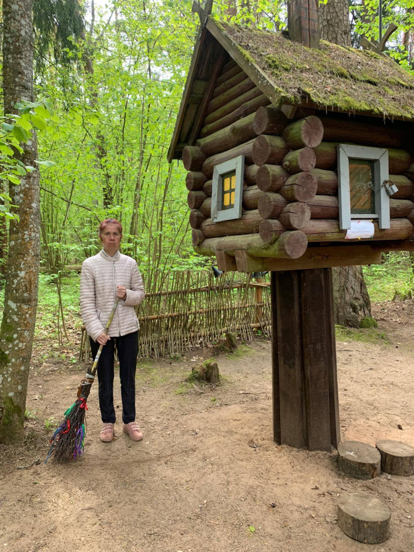 Sieviete ar slotu pie raganas namiņa