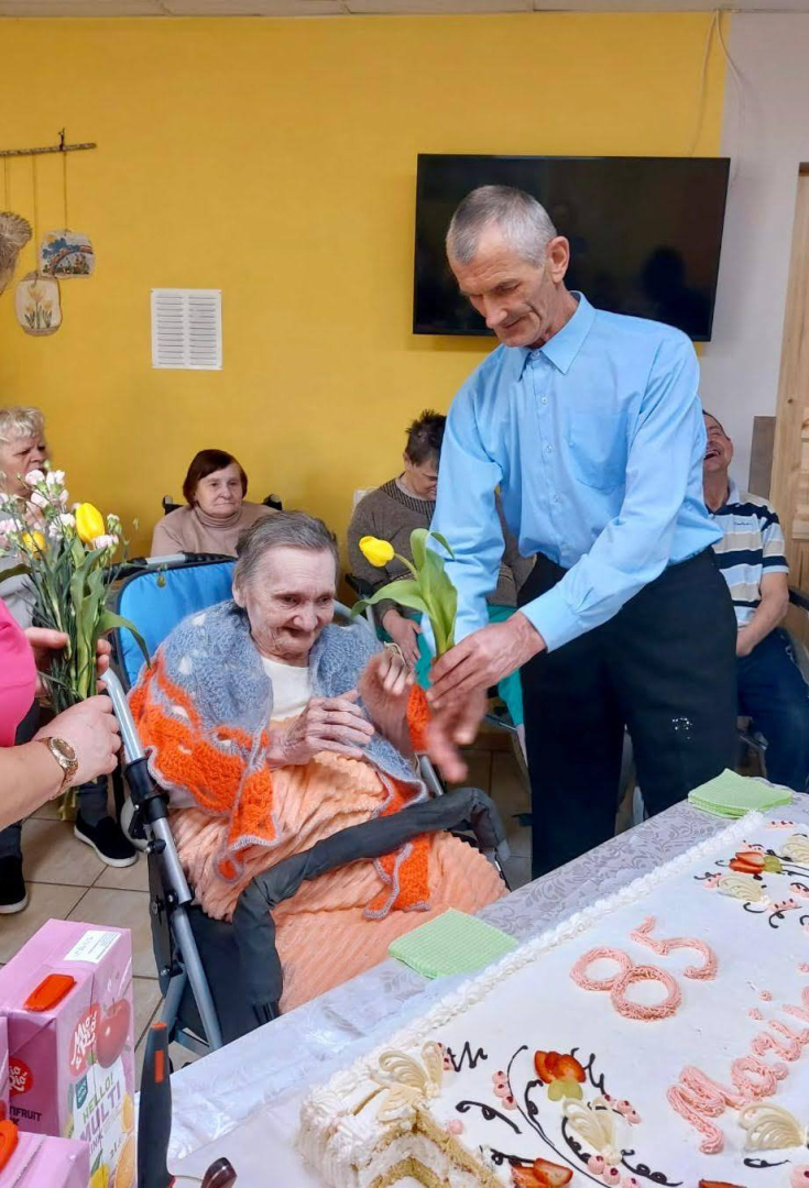 Vīrietis sveic sievieti ar ziediem