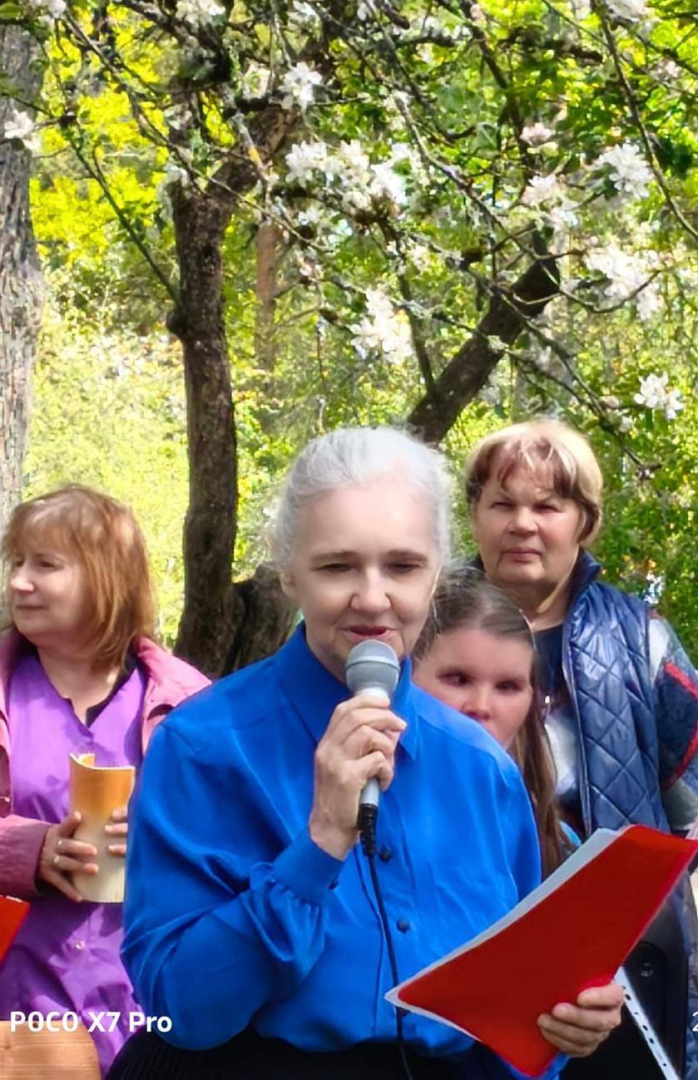 Sieviete ārā lasa dzeju