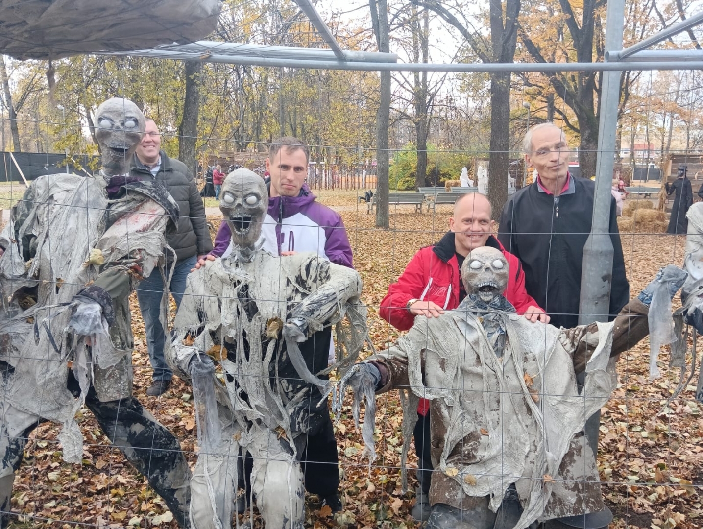 apmeklētāji ar šausmu parka dekorācijām
