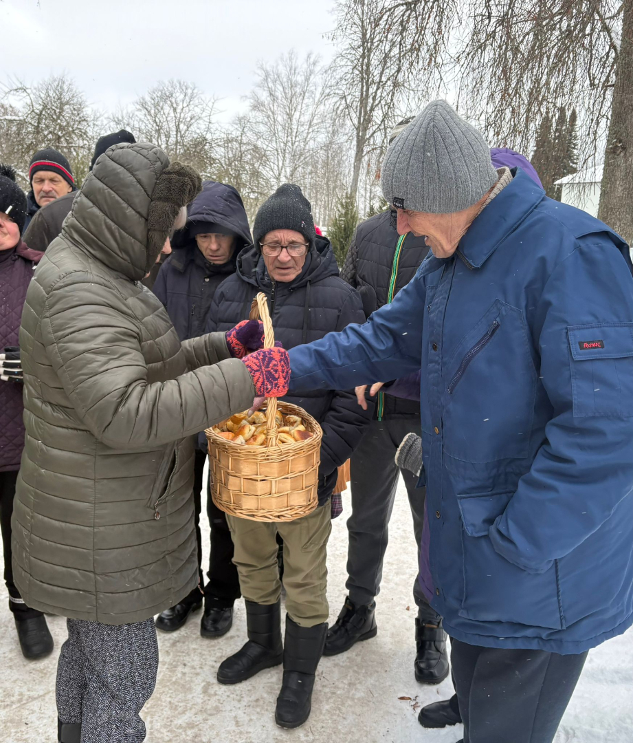 Pīrāgu grozs un cilvēki, kas ar tiem dalās