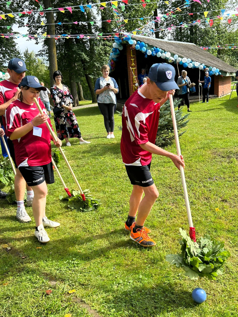 Sportisti ar nūjām spēlē bumbu