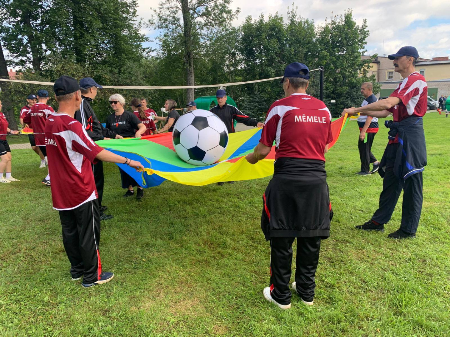 Futbola bumbas balansēšana uz tīkla