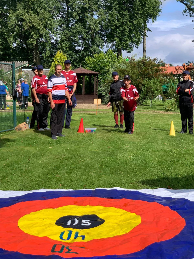 Sportistu komanda stafetes startu gaidot