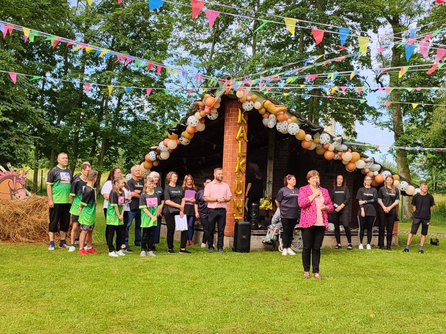 Dalībnieki pie pasākuma telts