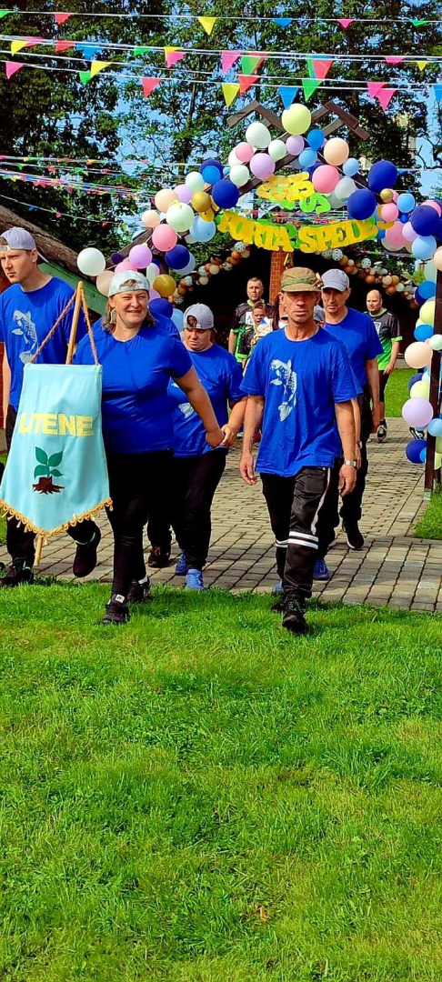 Sportisti parādes gājienā