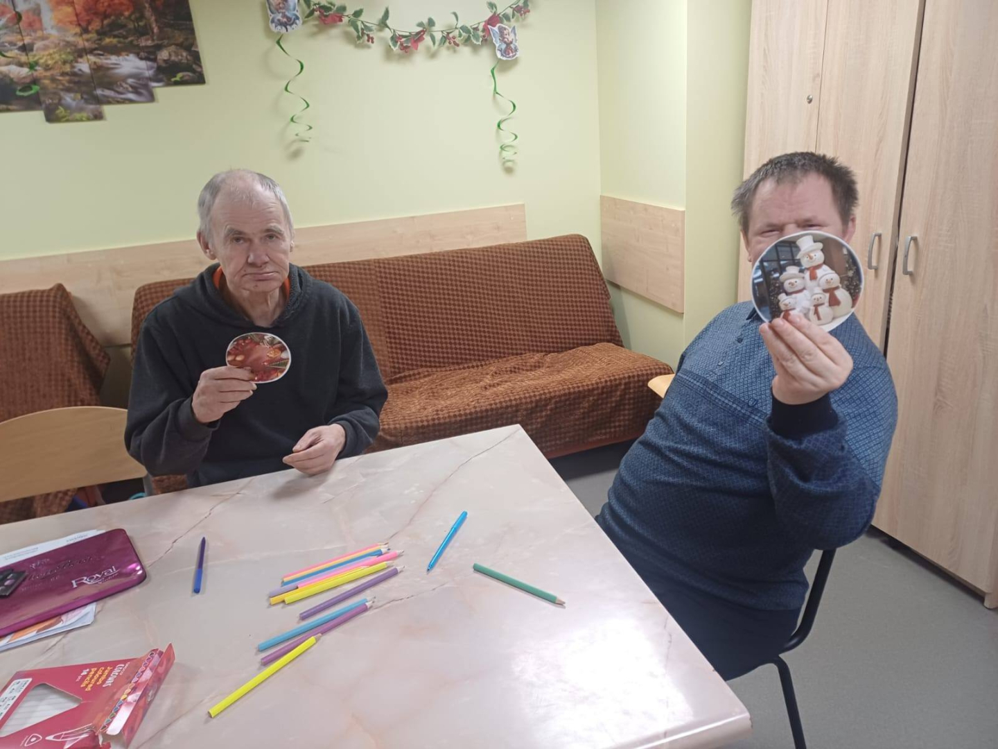 Vīrieši veido Ziemassvētku rotājumus