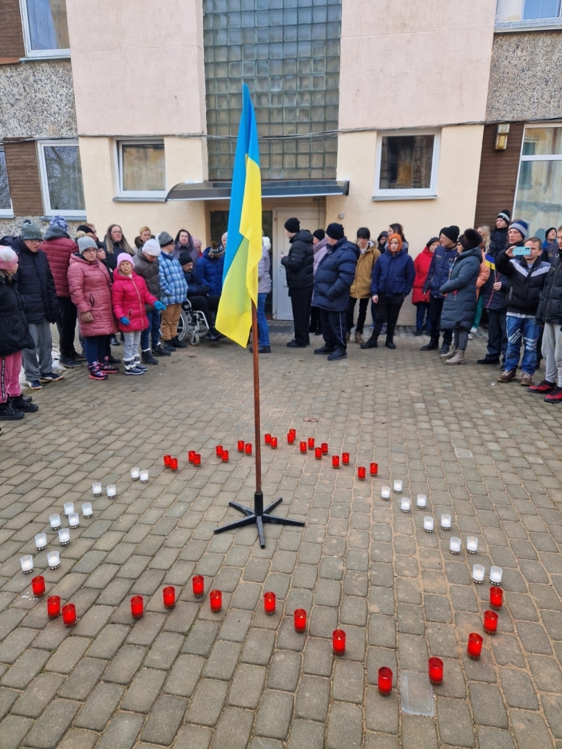 Stāv cilvēku grupa, Ukrainas karogs
