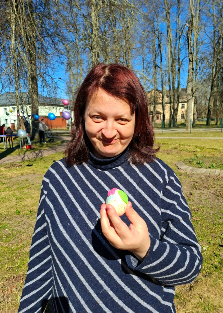 Sieviete ar Lieldienu olu rokā