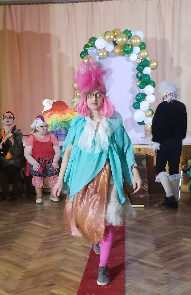 Karnevāla dalībnieki masku tērpos