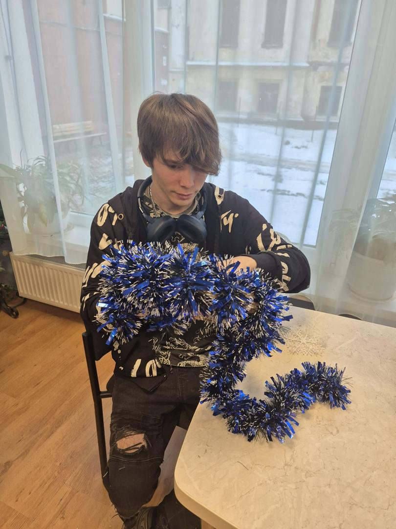 Svieviete gatavo Ziemssvētku virteni