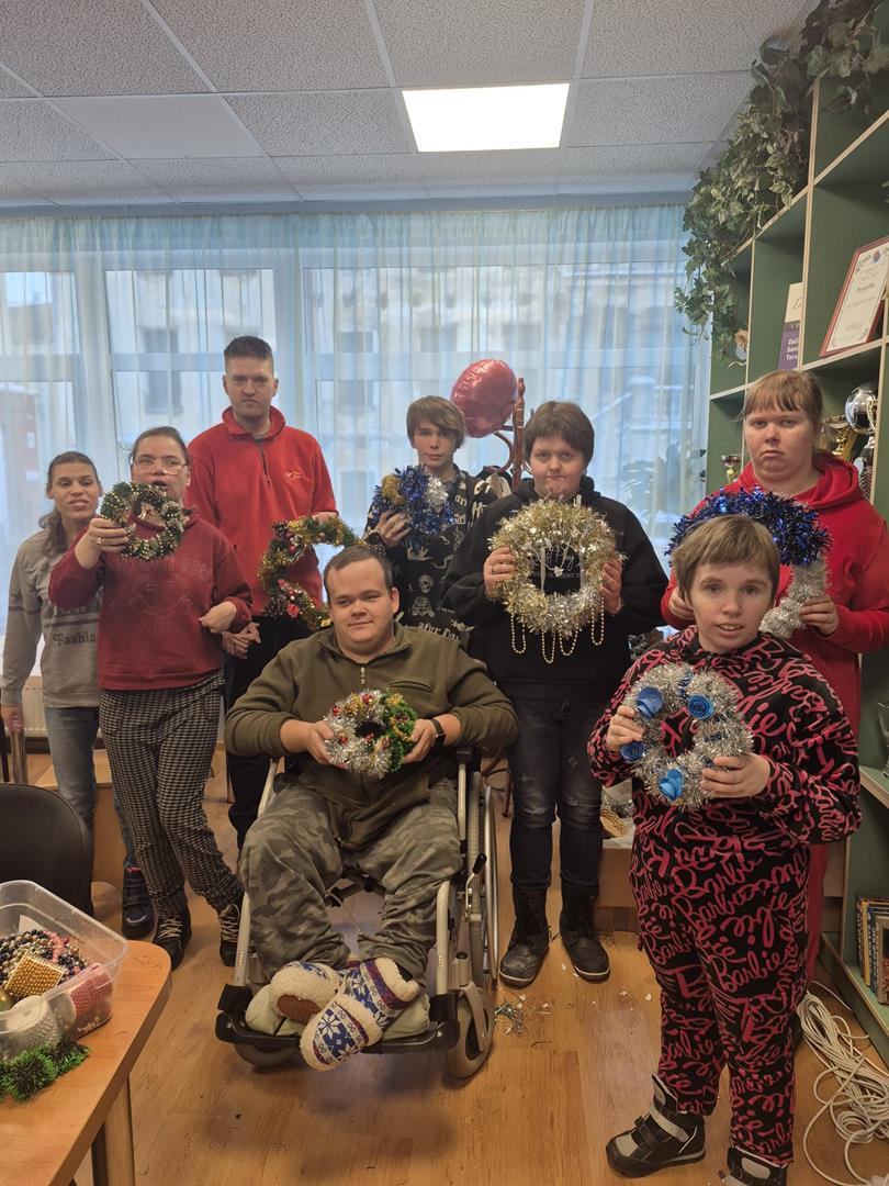 Cilvēku grupa ar ziemassvētku rotājumiem