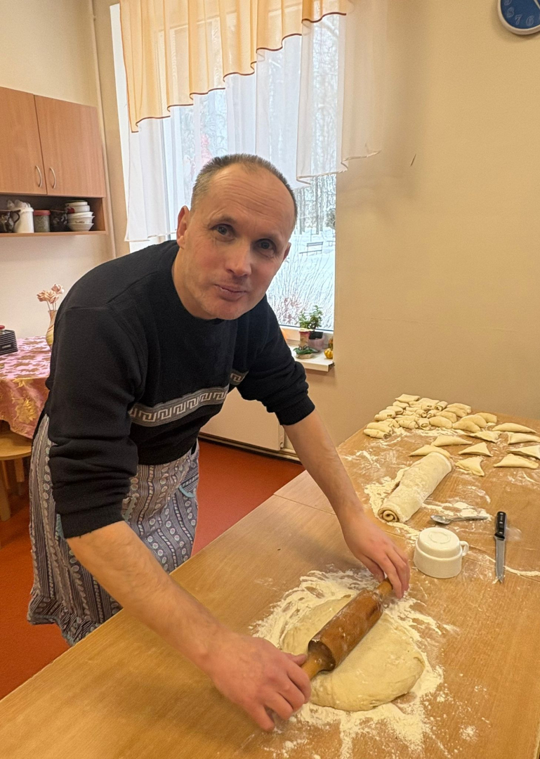 Vīrietis rullē pīrāgu mīklu