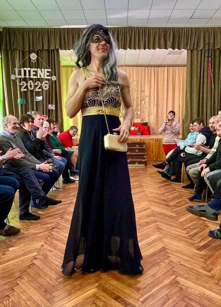 Cilvēki ar pašu dizainētām somām