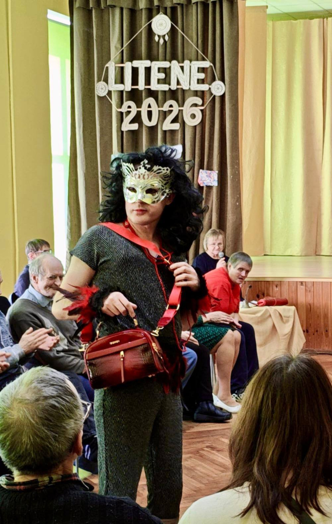 Cilvēki ar pašu dizainētām somām