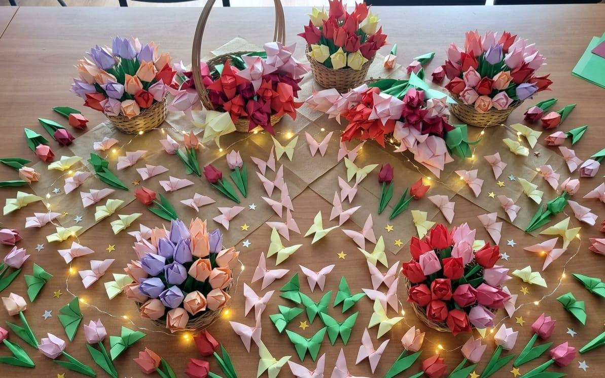 papīra ziedu kompozīcija