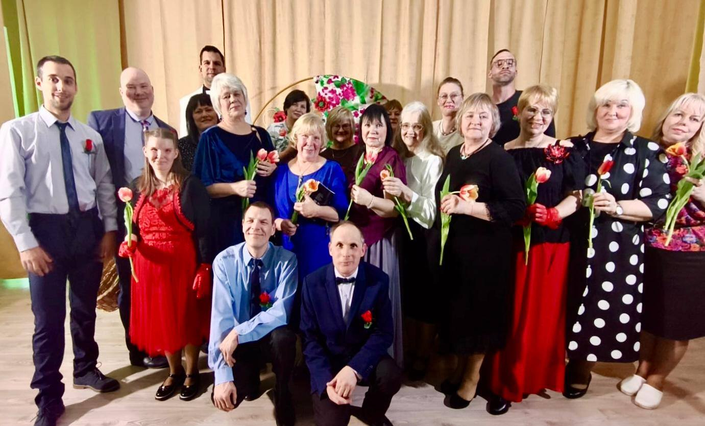 mākslinieku grupa pozē