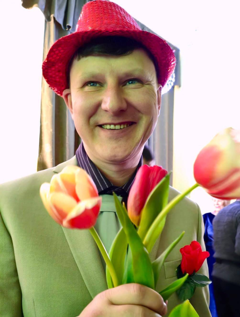 vīrietis ar tulpēm rokās