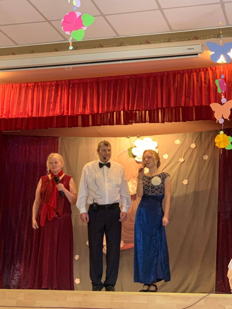 Vīrietis un 2 sieviettes uz skatuves dzied