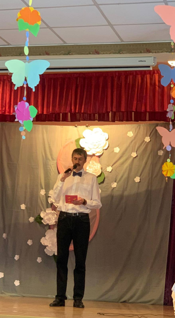 Vīrietis uz skatuves dzied