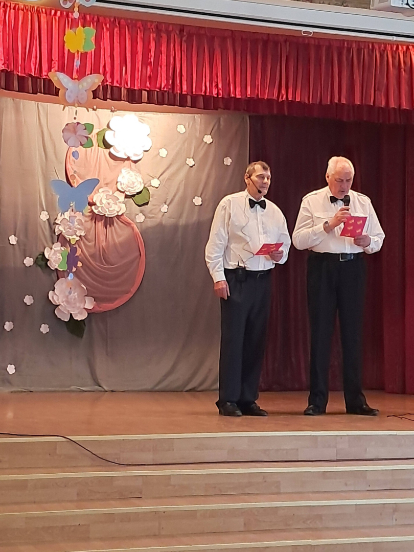 2 vīriešu uz skatuves sieviešu dienas pasākumā