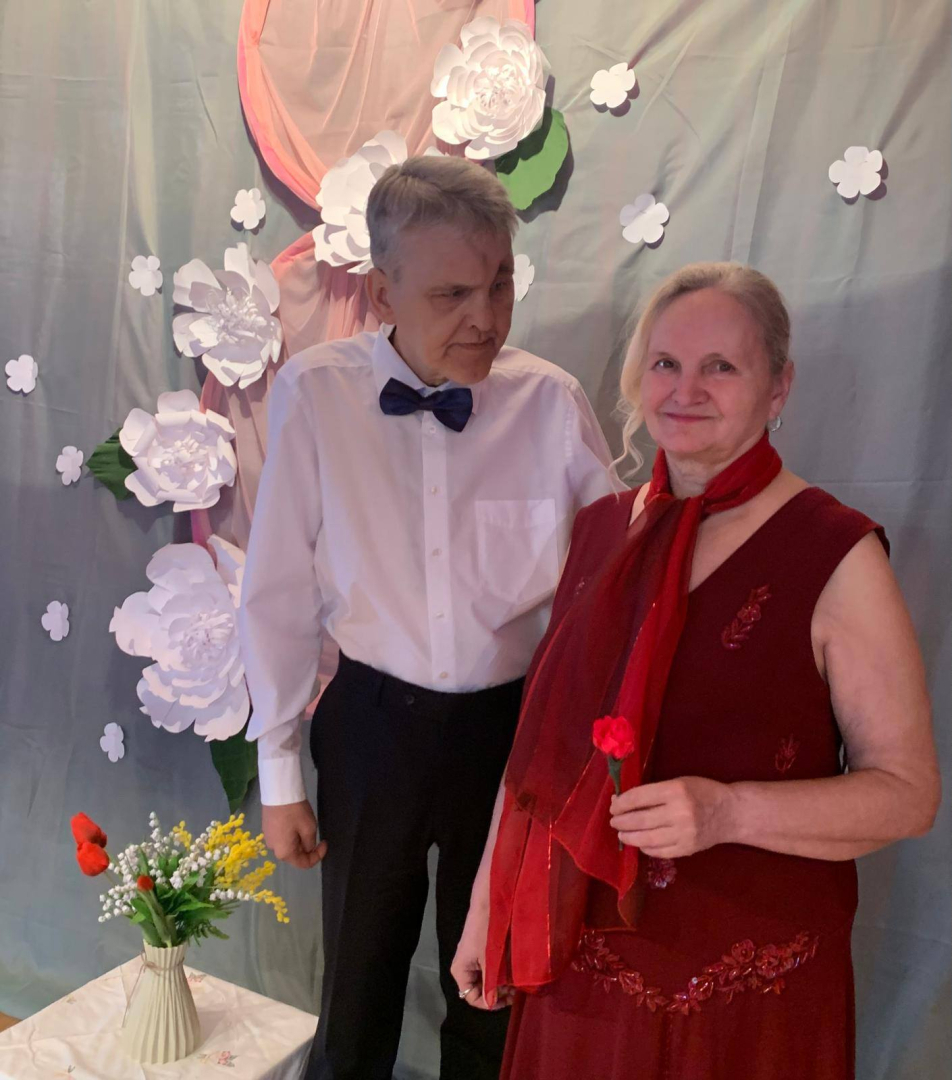 Sieviete un vīrietis pie šiedu dekorācijām