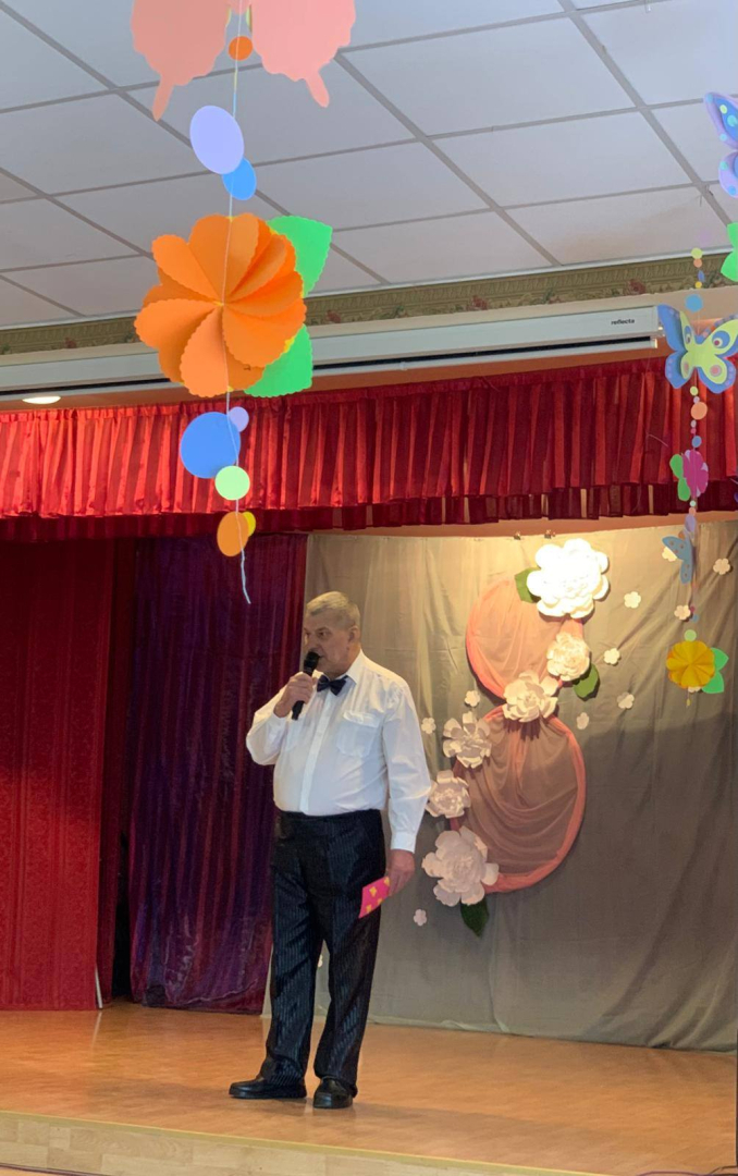 Vīrietis uz skatuves dzied