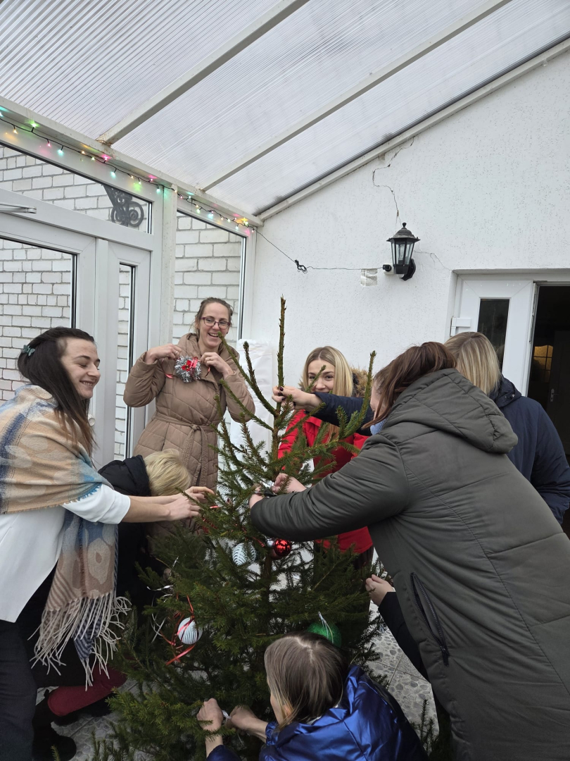 Darbinieki rotā ziemassvētku eglīti
