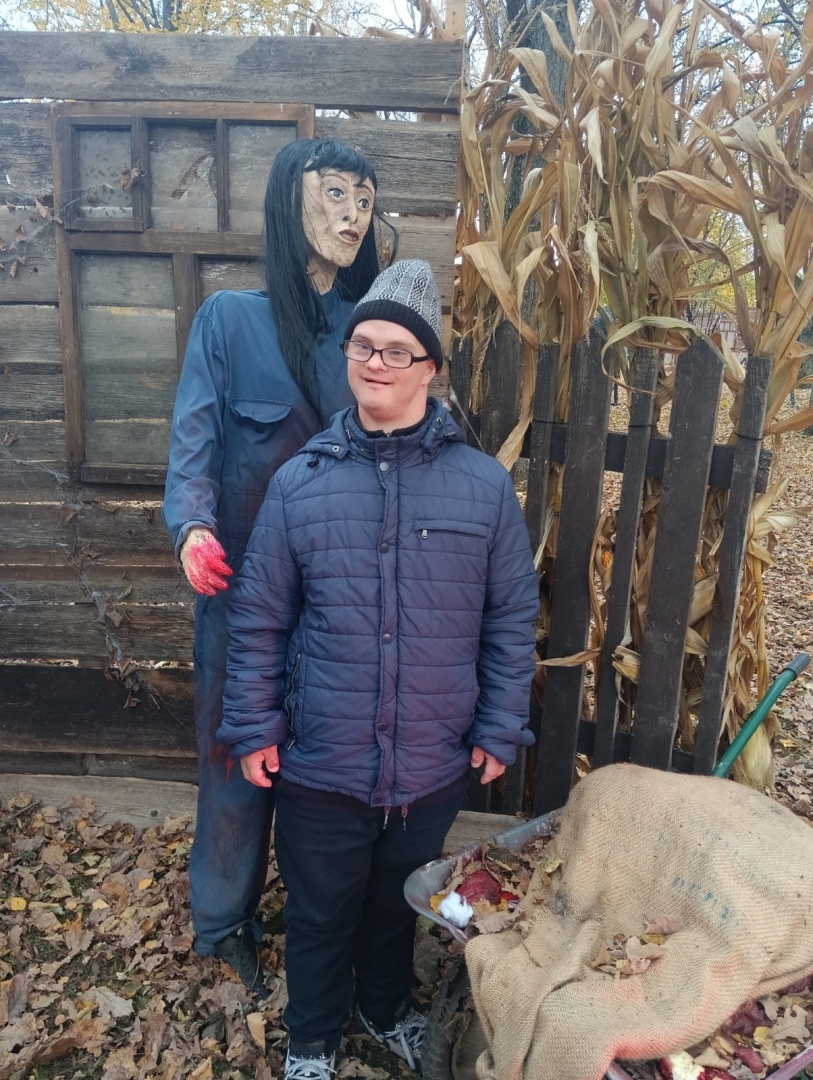 apmeklētāji ar šausmu parka dekorācijām