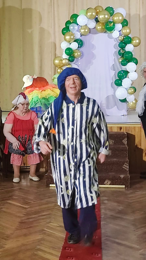 Karnevāla dalībnieki masku tērpos