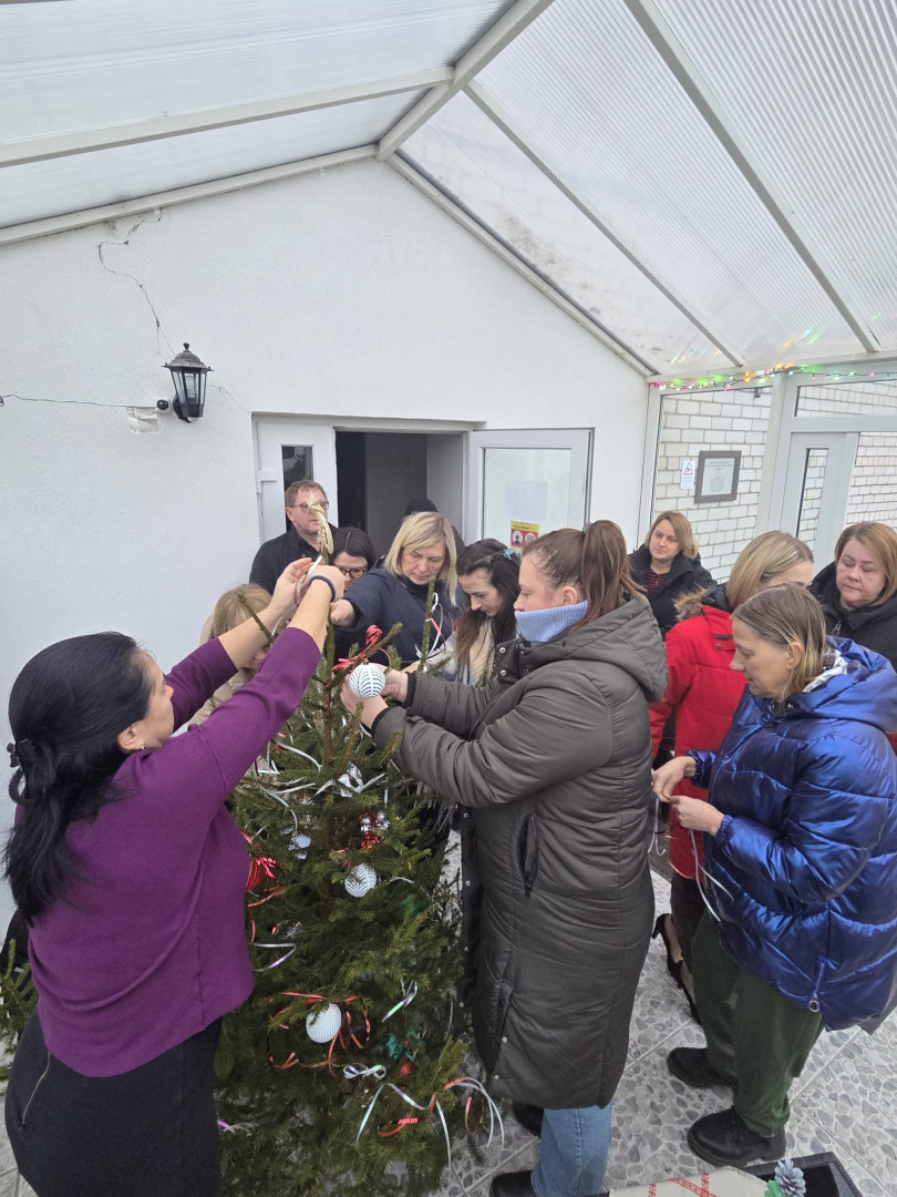 Darbinieki rotā ziemassvētku eglīti