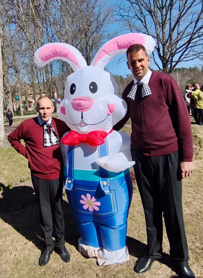 Cilvēki pie Lieldienu zaķu figūrām