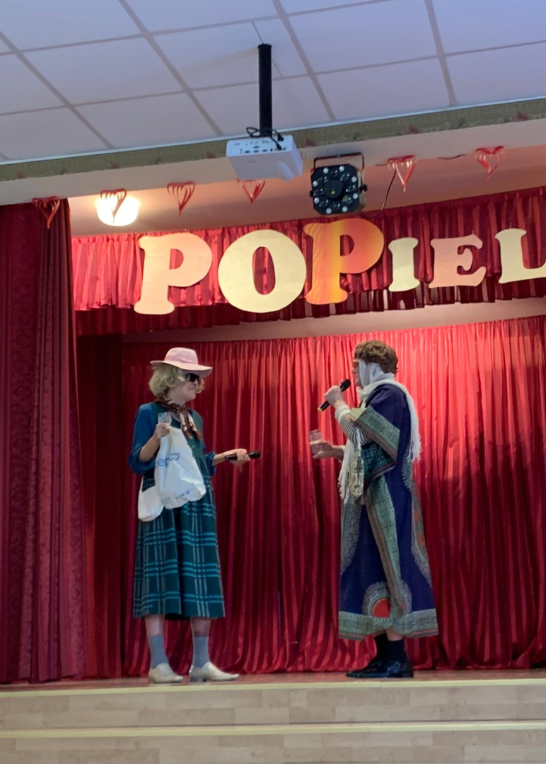 Popielas mākslinieki uz skatuves