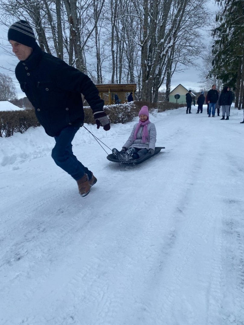 Vīrietis velk ragaviņas