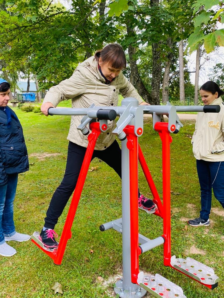 Klienti uz āra trenažieriem